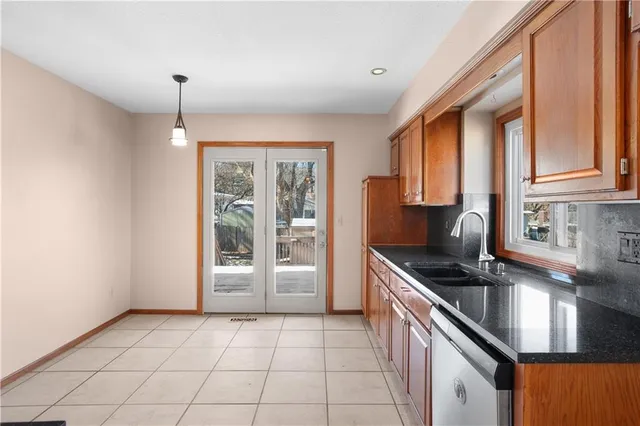 $330,000 | 2421 Northwest Leann Drive, Blue Springs, MO 64014