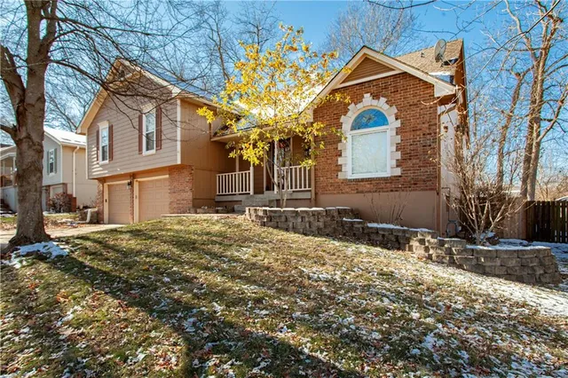 $330,000 | 2421 Northwest Leann Drive, Blue Springs, MO 64014