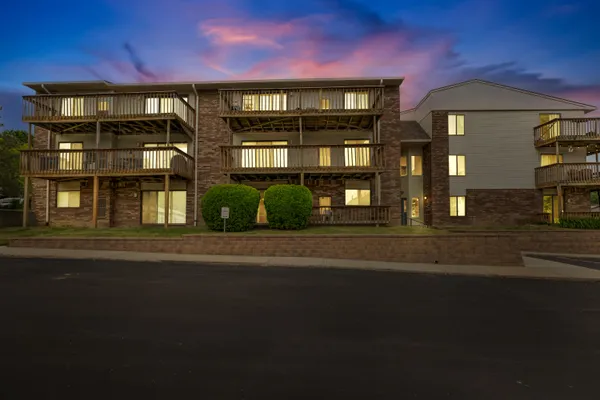 $160,000 | 875 South Pontiac Trail, Unit 207, Walled Lake, MI 48390