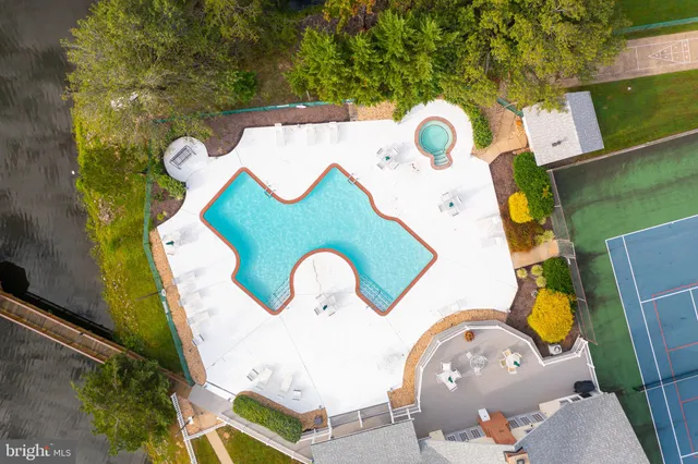 a picture of a lake view