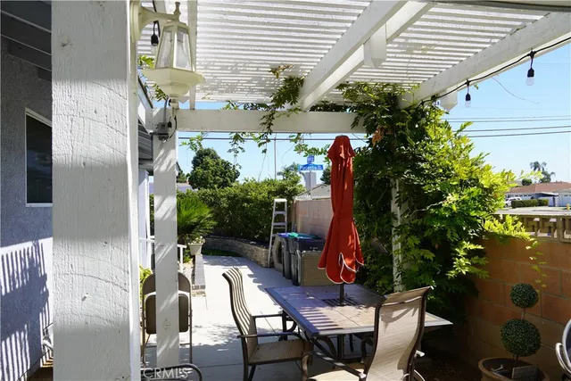 a view of entryway with outdoor seating