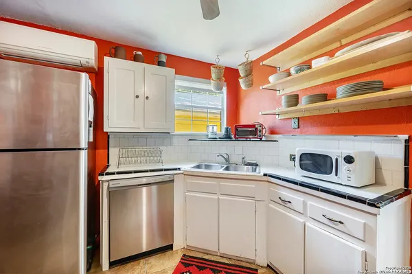 $2,000 | 513 West Rosewood Avenue, San Antonio, TX 78212