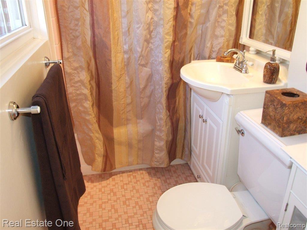 28534 Westerleigh Road Farmington, MI 48334 - Photo 13 of 25 Master Bathroom