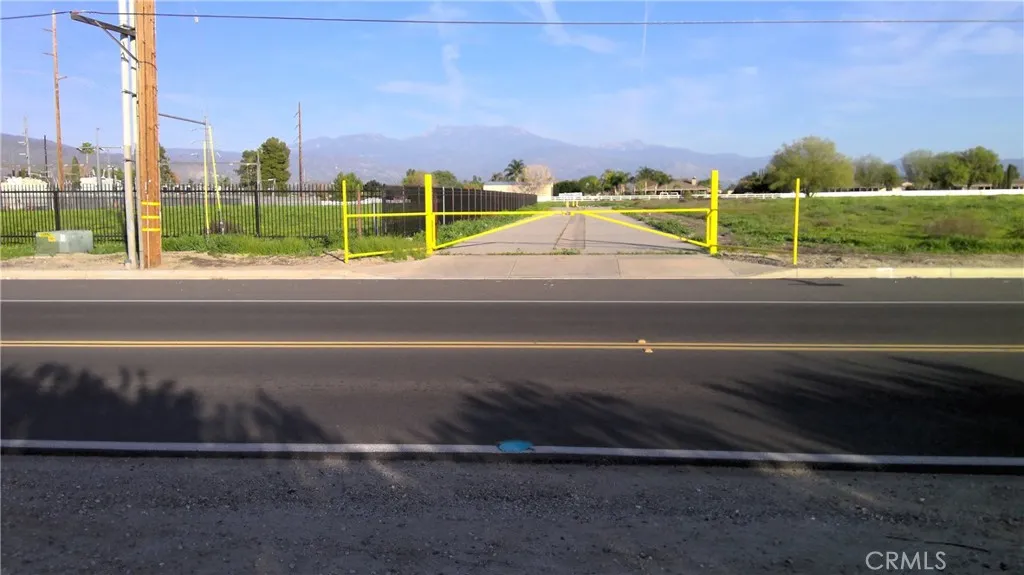 1 North Lyon Hemet, CA 92543 - Photo 1 of 14 a view of a yard