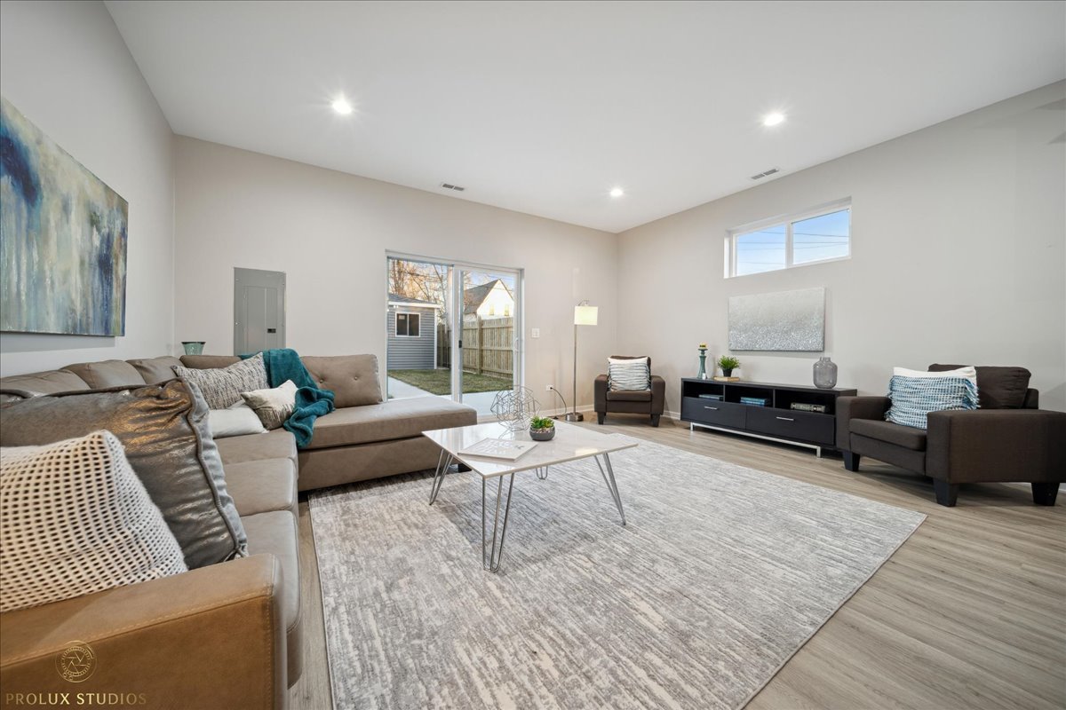 530 East 44th Place Chicago, IL 60653 - Photo 6 of 16 a living room with furniture and wooden floor