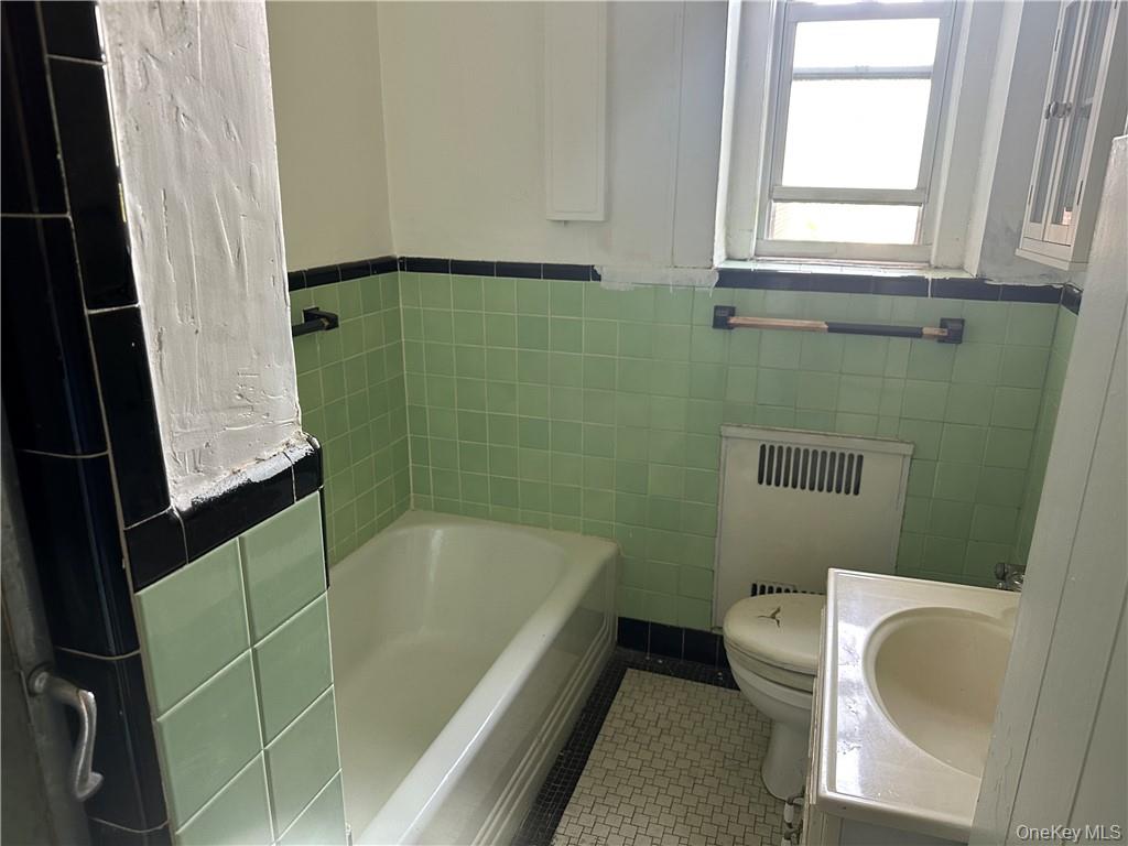 175-06 Devonshire Road, Unit 4C Queens, NY 11432 - Photo 7 of 8 Bathroom