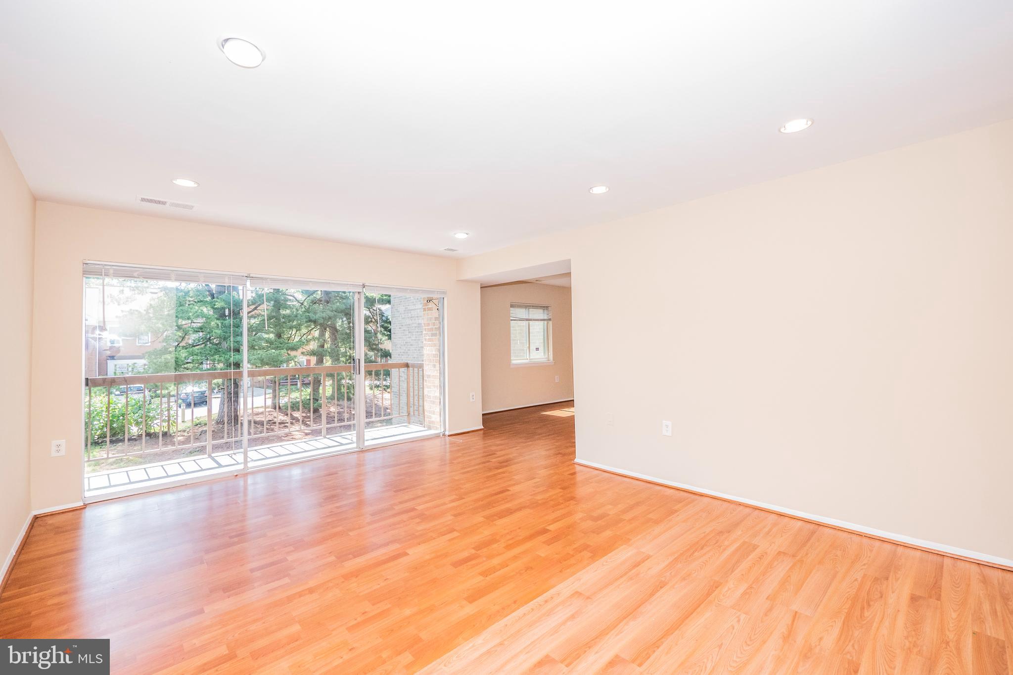 18602 Walkers Choice Road, Unit 4 Gaithersburg, MD 20886 - Photo 8 of 34 Main Level - Living Room