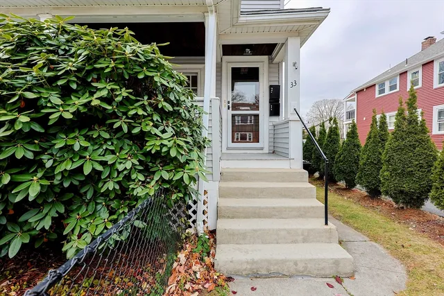 a view of the entrance of the house