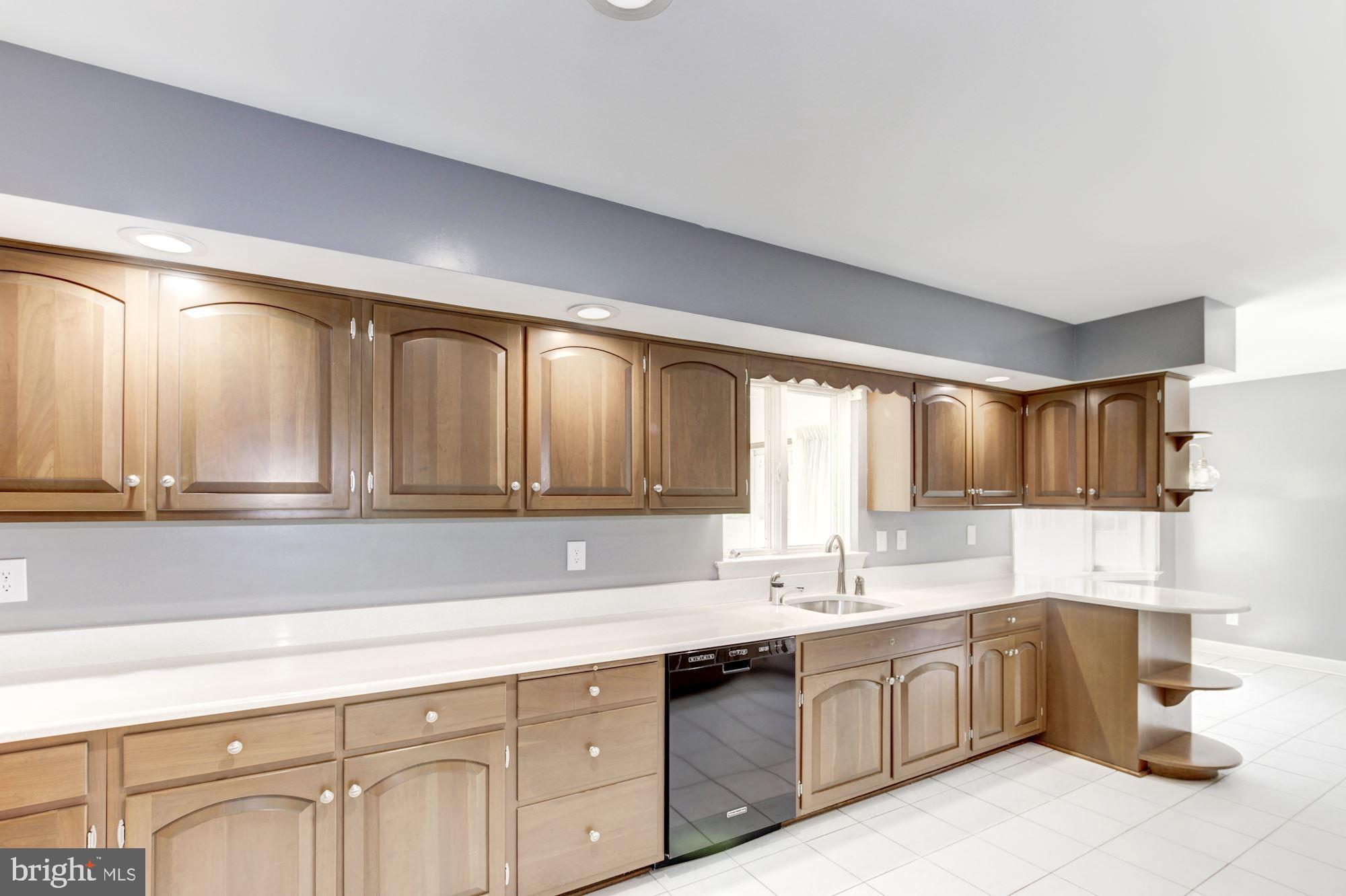 10031 Kendale Road Potomac, MD 20854 - Photo 17 of 52 Kitchen