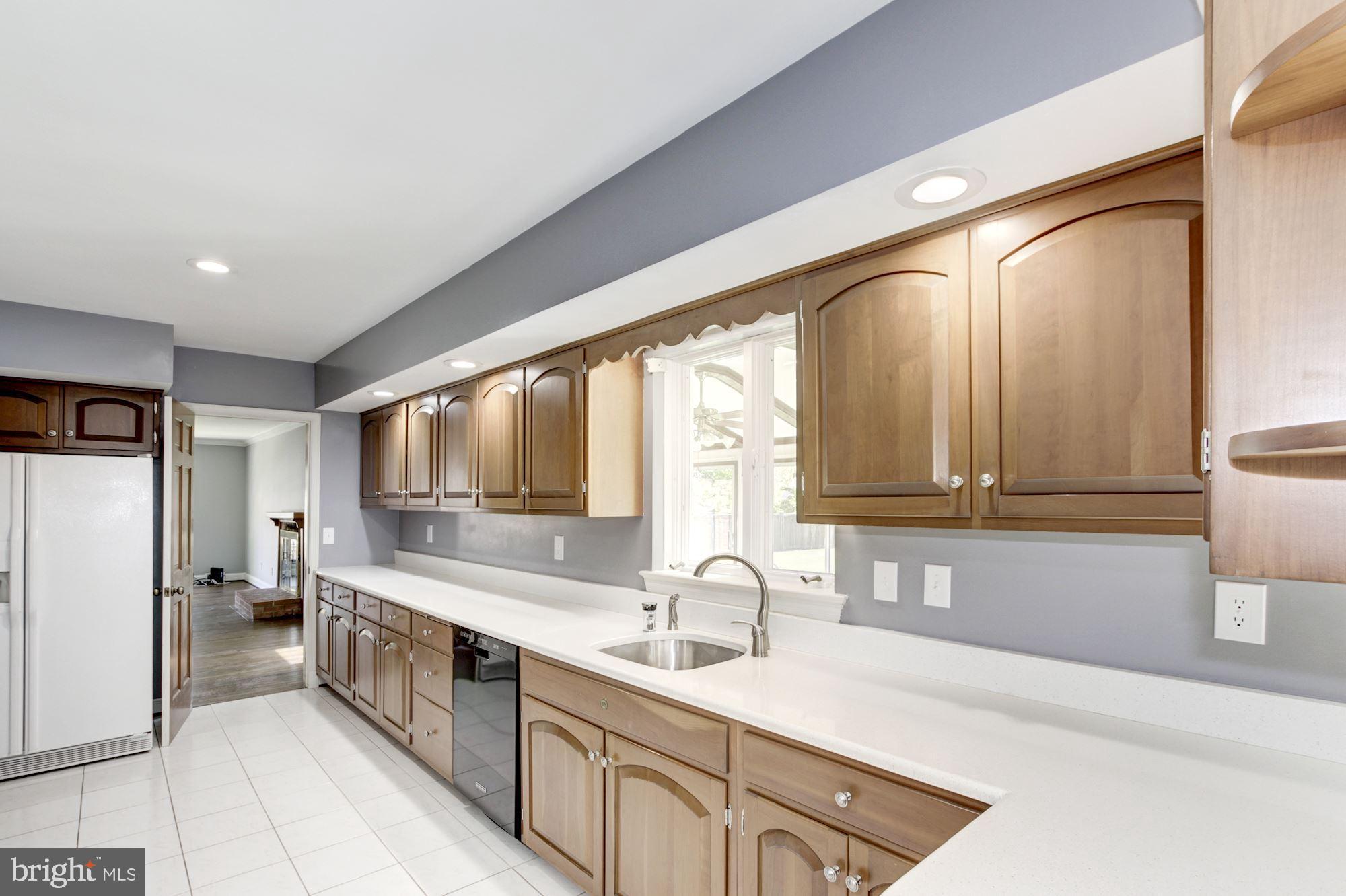 10031 Kendale Road Potomac, MD 20854 - Photo 19 of 52 Kitchen