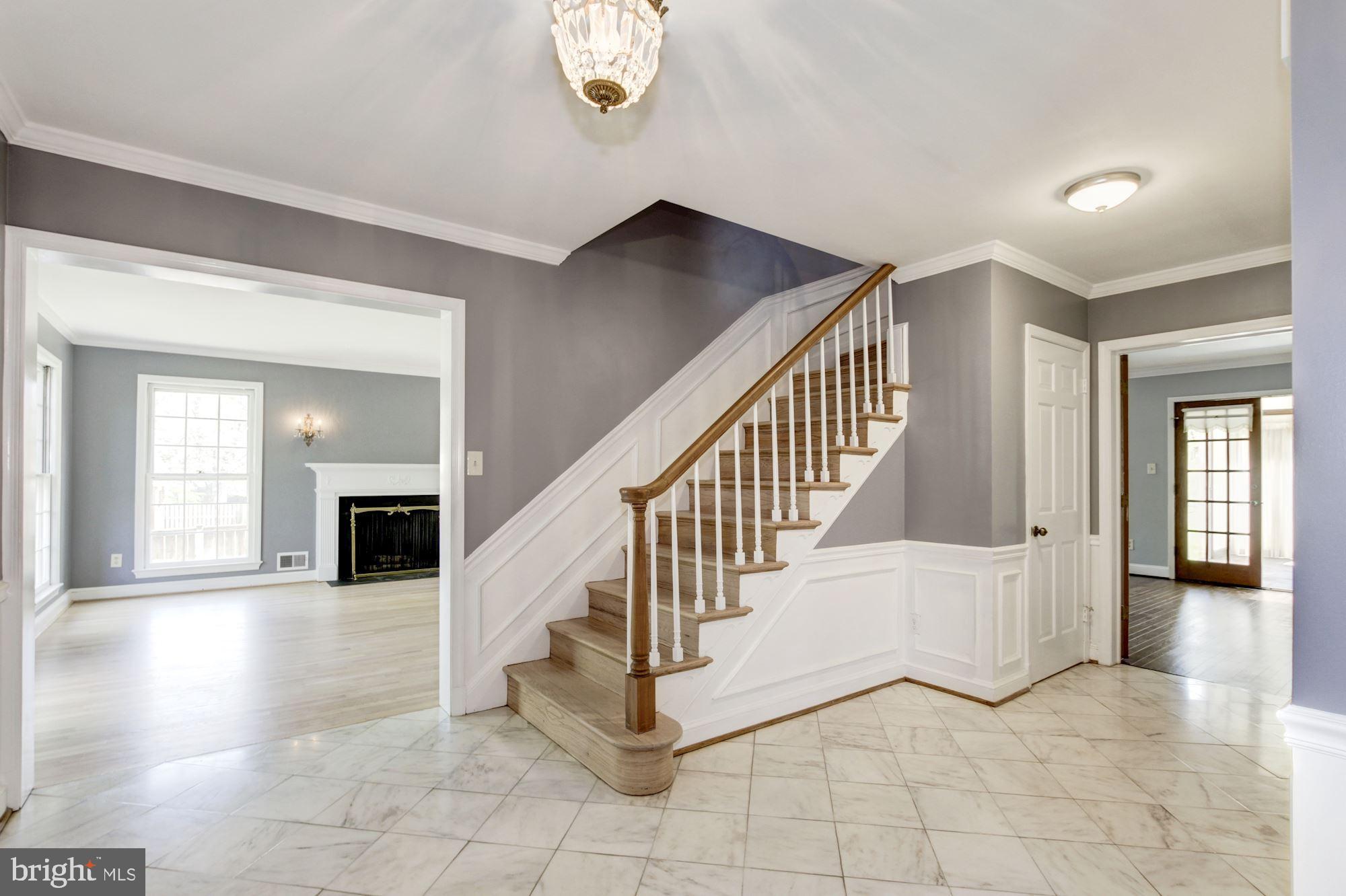 10031 Kendale Road Potomac, MD 20854 - Photo 7 of 52 Entry Foyer looking into Living Room