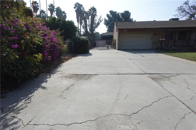 a house view with a outdoor space