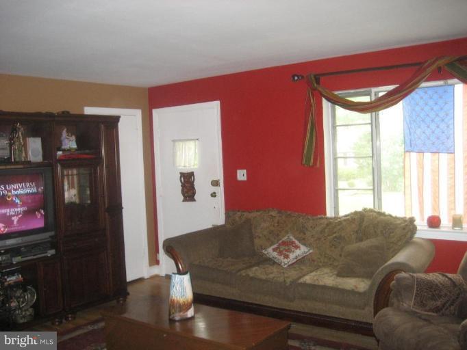 7103 Highland Street Springfield, VA 22150 - Photo 2 of 8 Family Room