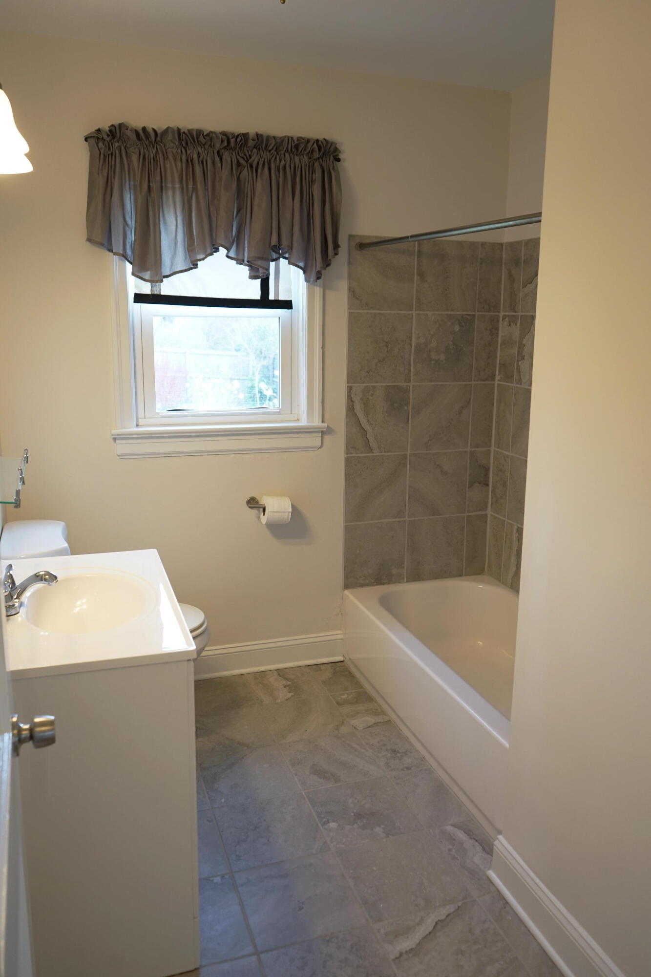 723 Dexter Road Roanoke, VA 24019 - Photo 14 of 33 Updated Full Bathroom