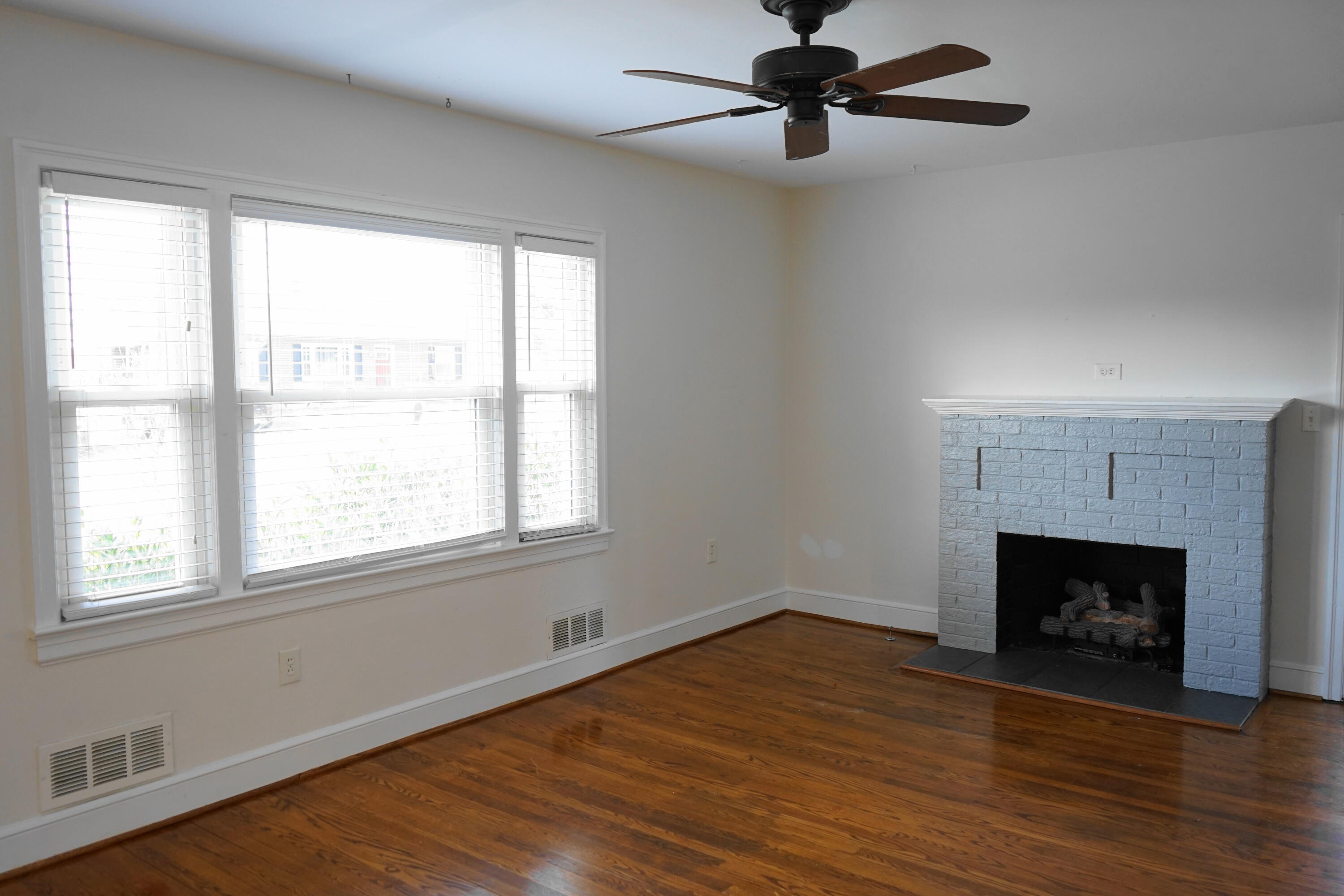 723 Dexter Road Roanoke, VA 24019 - Photo 4 of 33 Spacious Living Room w/ Pictu