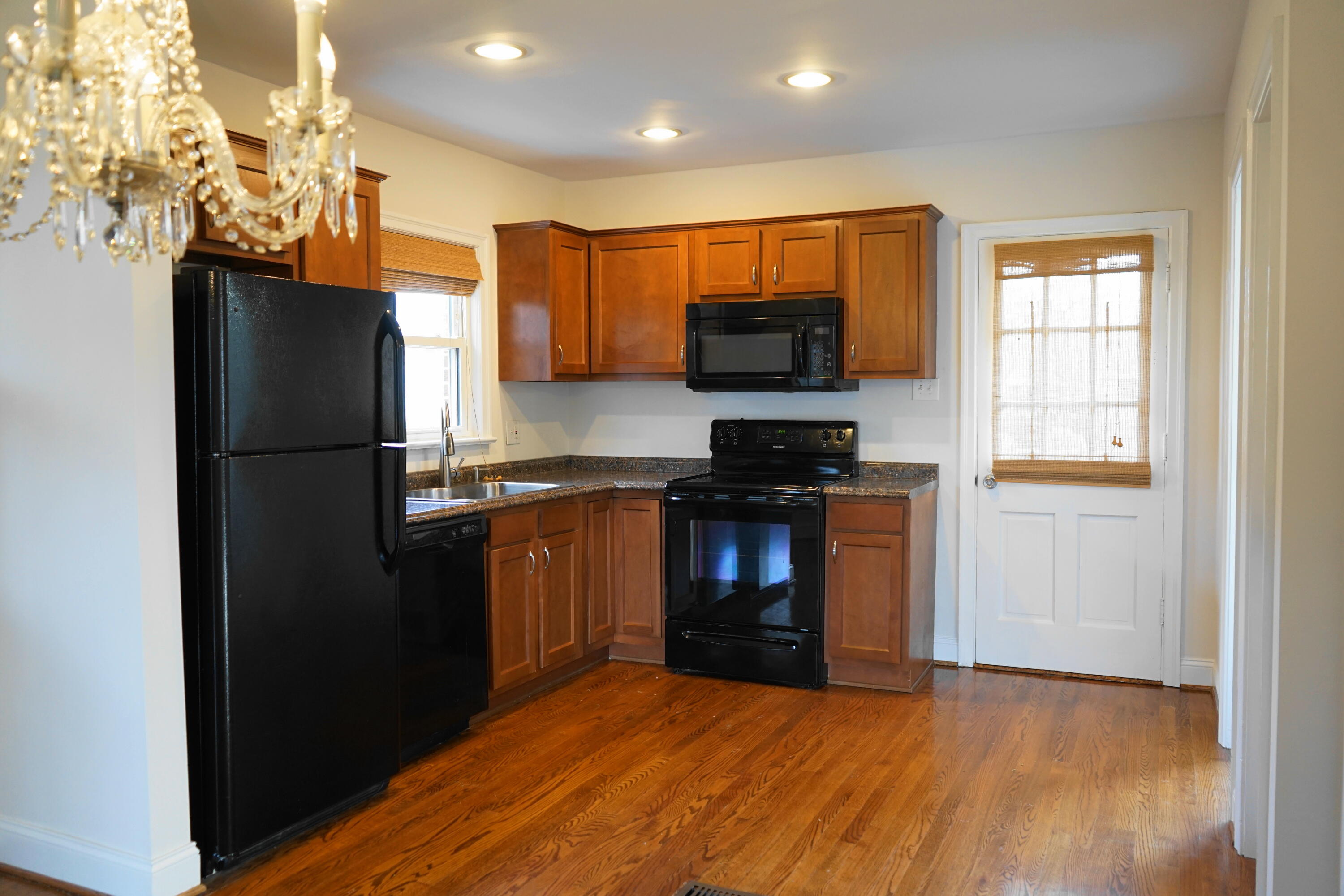 723 Dexter Road Roanoke, VA 24019 - Photo 8 of 33 Nicely Updated Kitchen w/ HW Floors