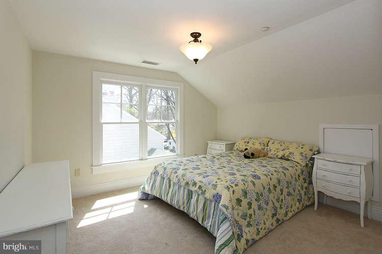 8015 Aberdeen Road Bethesda, MD 20814 - Photo 24 of 30 4th-Level BR #5 w/walk-in (full bath not pictured)
