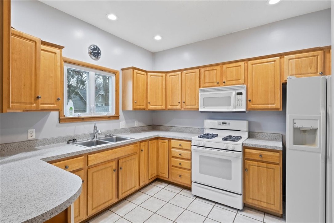 36 Marion Street Rochester, NY 14610 - Photo 11 of 28