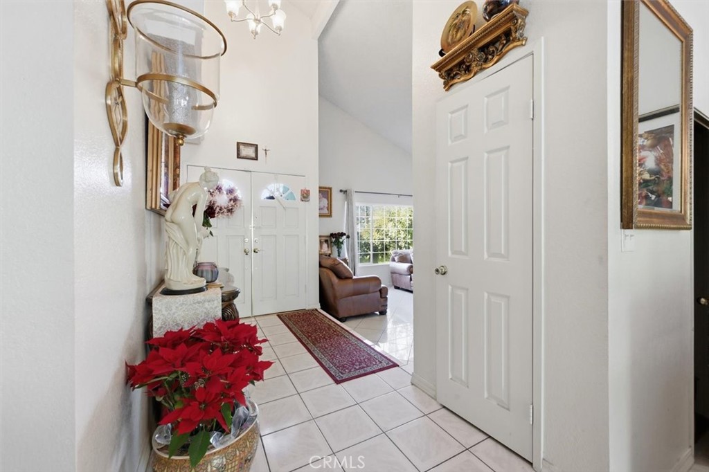 6266 Shaker Drive Riverside, CA 92506 - Photo 20 of 72 Hall way