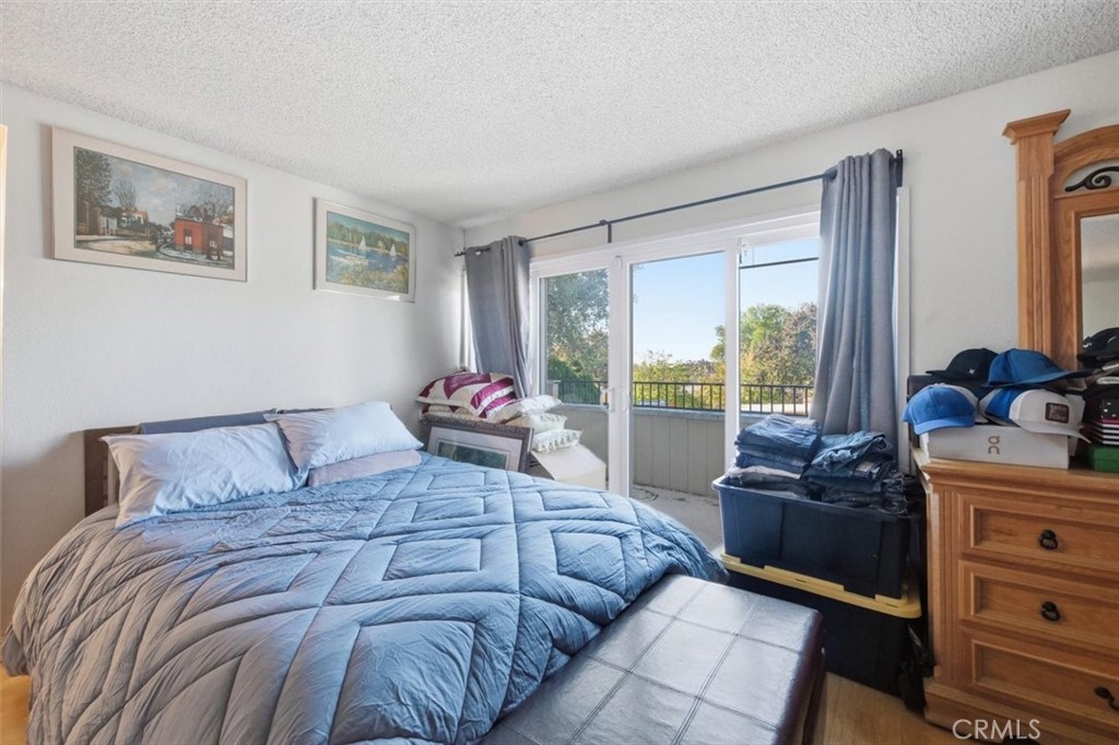 6266 Shaker Drive Riverside, CA 92506 - Photo 34 of 72 a bedroom with a bed and a window