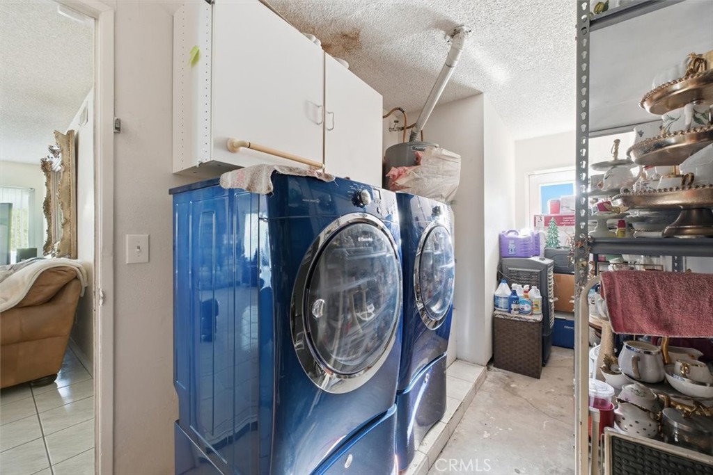 6266 Shaker Drive Riverside, CA 92506 - Photo 51 of 72 a utility room with dryer and washer