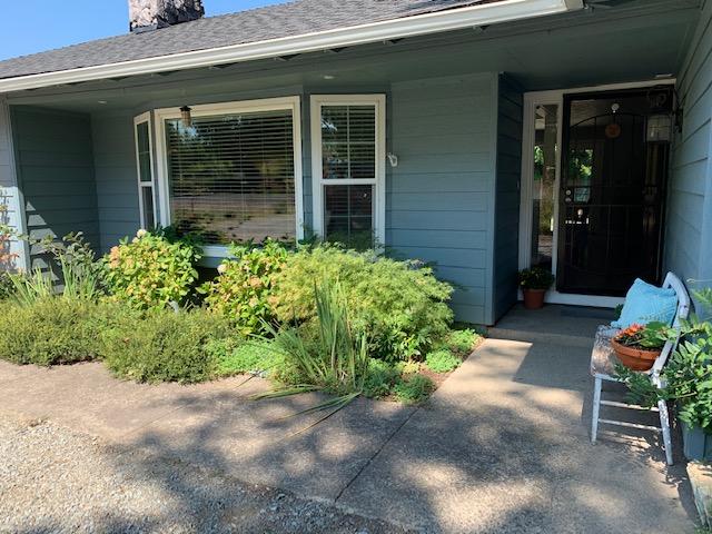 2125 Spring Street Medford, OR 97504 - Photo 4 of 28 Frontdoor Entry Way