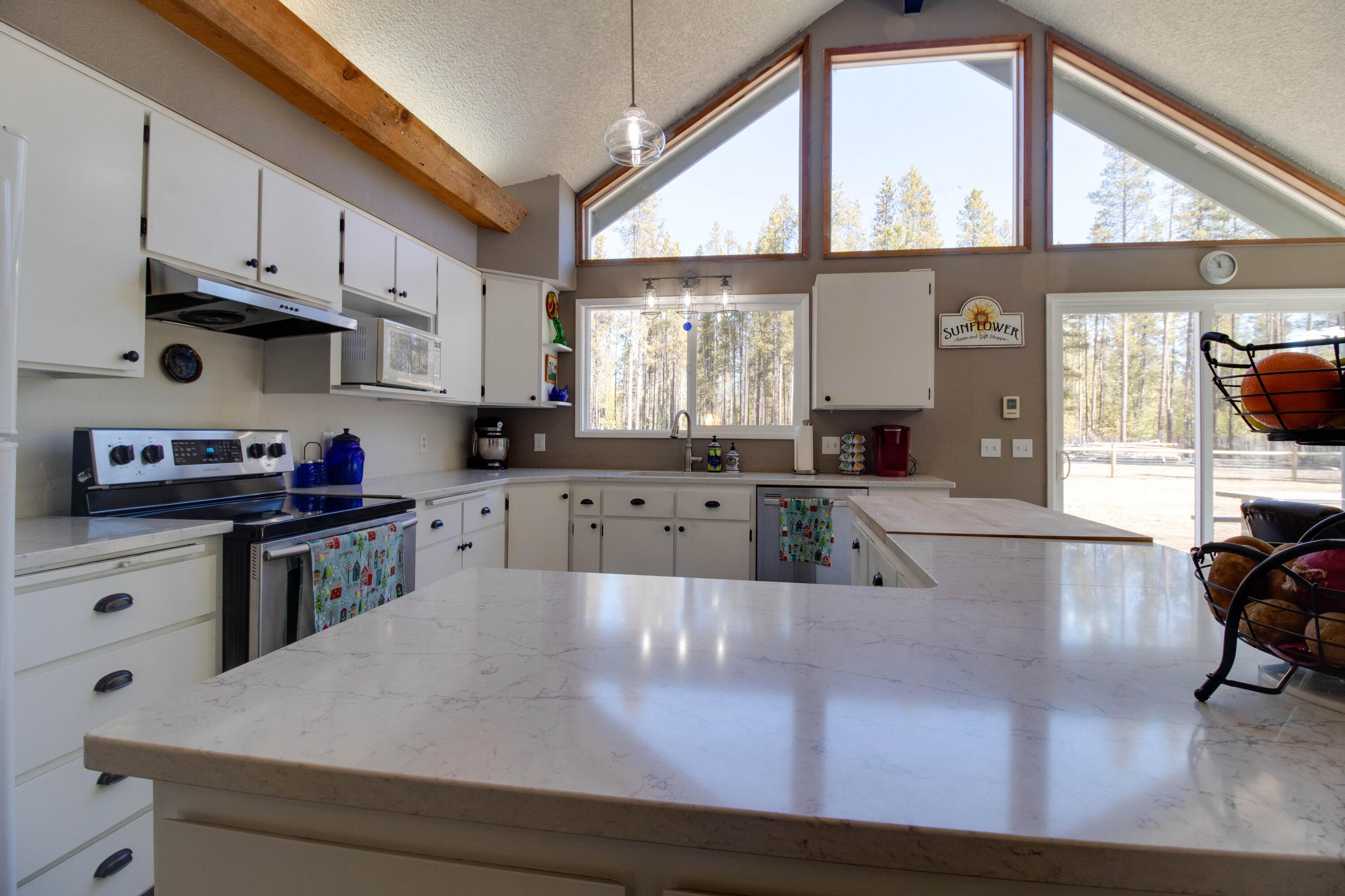1751 Yoke Road La Pine, OR 97739 - Photo 15 of 57 Open Kitchen with ample storage, solid surface counters