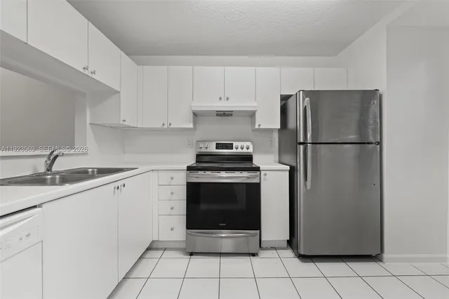 $2,850 | 390 City View Drive, Unit 390, Fort Lauderdale, FL 33311