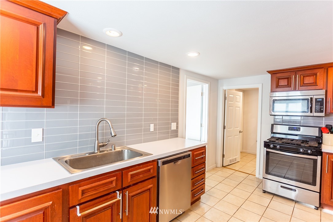 10021 Meadow Road Southwest Lakewood, WA 98499 - Photo 6 of 25 Gallery Image 6