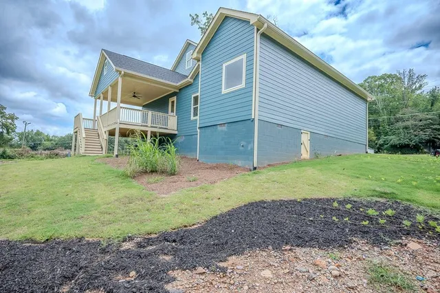 a view of a house with a yard