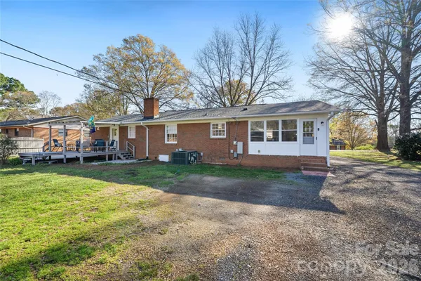 a view of a yard in front of house