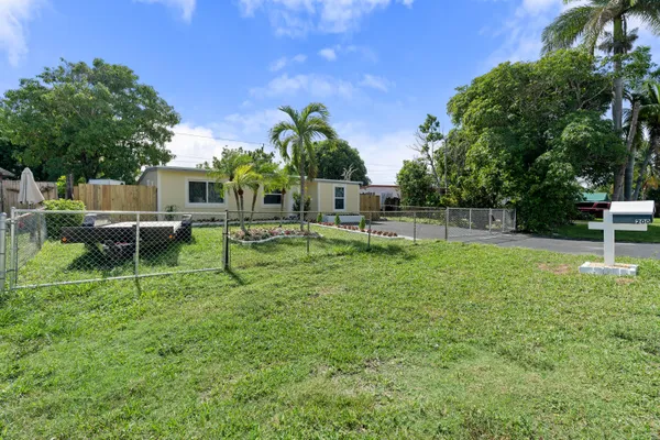 $400,000 | 200 Plum Tree Drive, Lake Worth, FL 33462