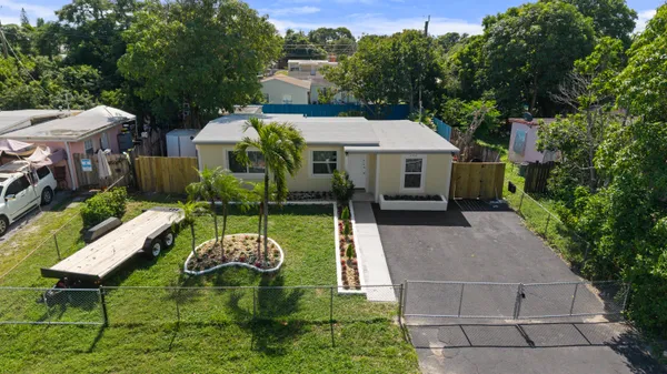 $400,000 | 200 Plum Tree Drive, Lake Worth, FL 33462