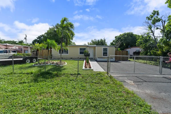 $400,000 | 200 Plum Tree Drive, Lake Worth, FL 33462