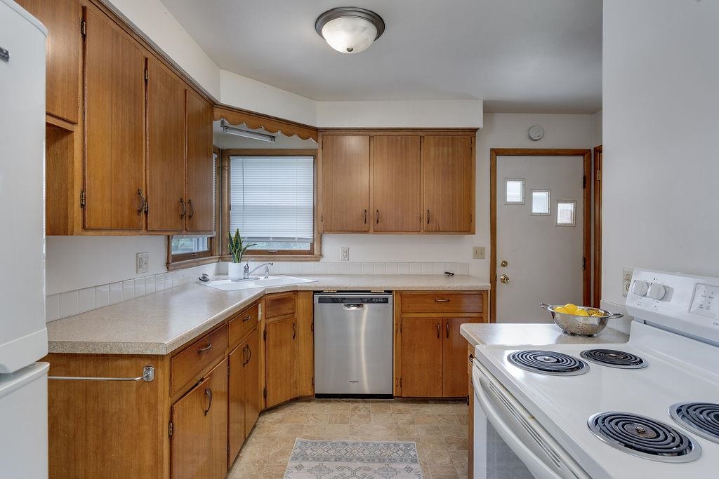 2407 Waunona Way Madison, WI 53713 - Photo 12 of 54