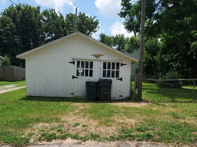 a view of a house with backyard