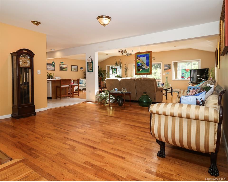 199 Hanson Lane New Rochelle, NY 10804 - Photo 3 of 13