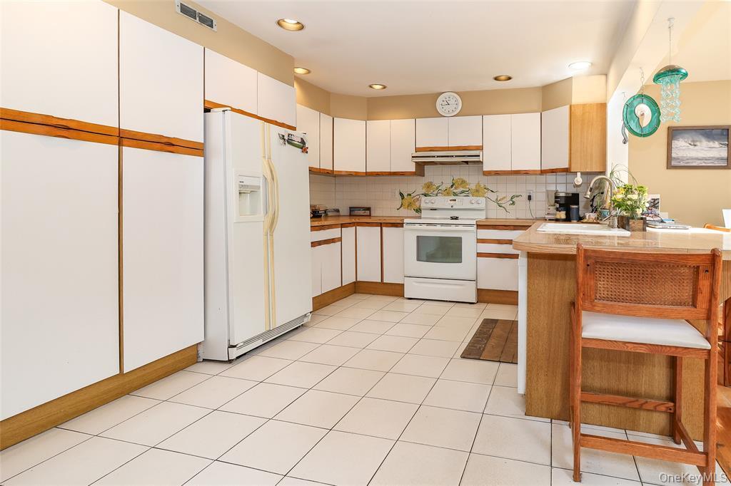 199 Hanson Lane New Rochelle, NY 10804 - Photo 5 of 13