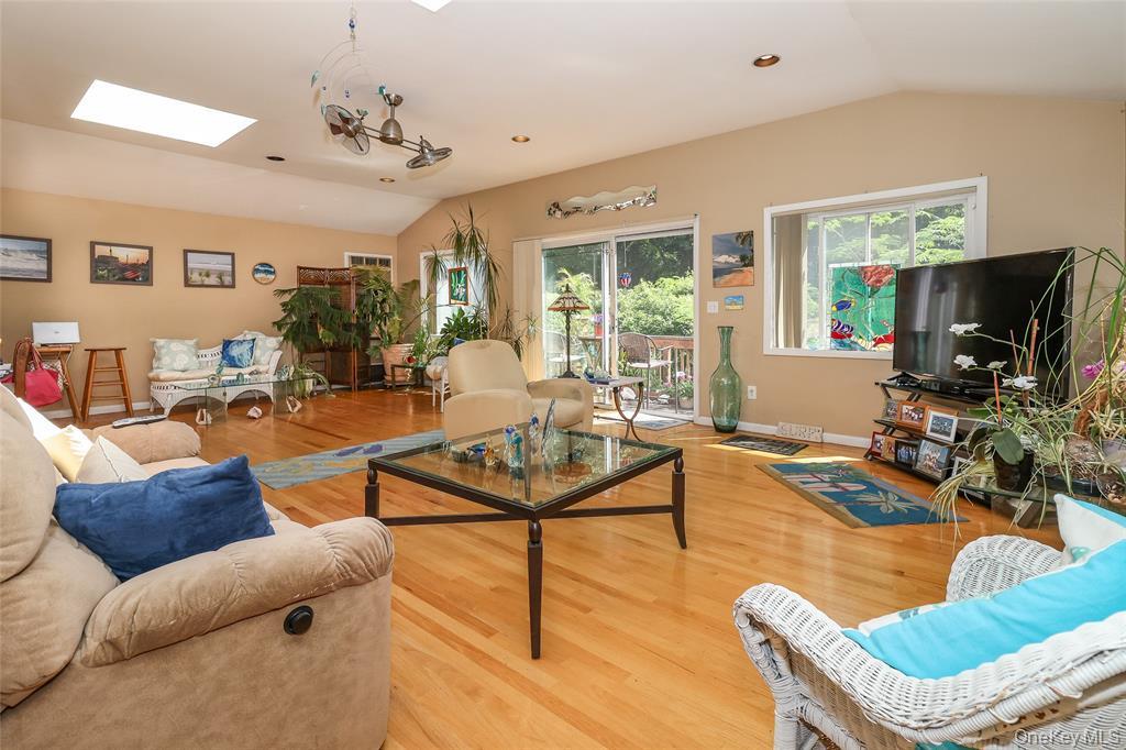 199 Hanson Lane New Rochelle, NY 10804 - Photo 7 of 13