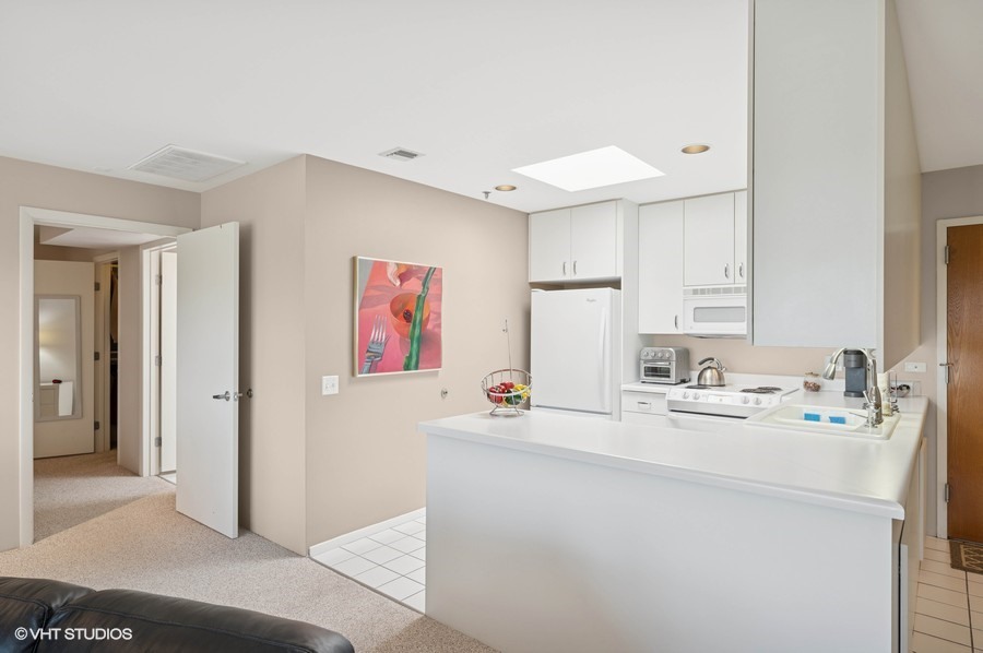 361 Kelburn Road, Unit 316 Deerfield, IL 60015 - Photo 4 of 10 Gallery Image 4