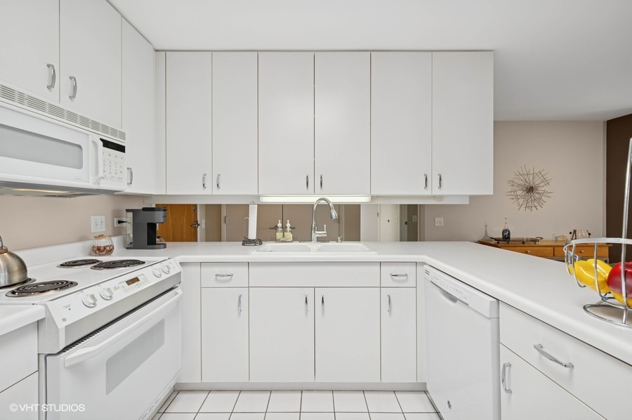 361 Kelburn Road, Unit 316 Deerfield, IL 60015 - Photo 5 of 10 Gallery Image 5