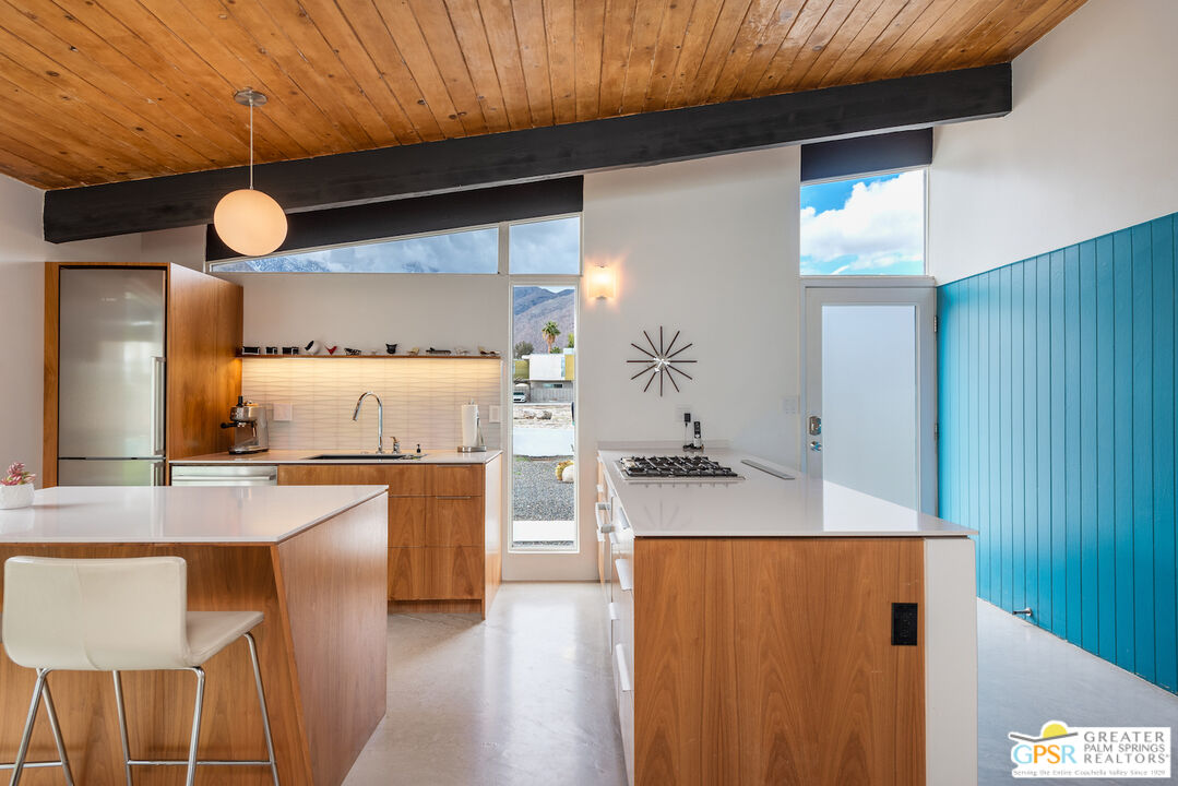 2828 North Sunnyview Dr  