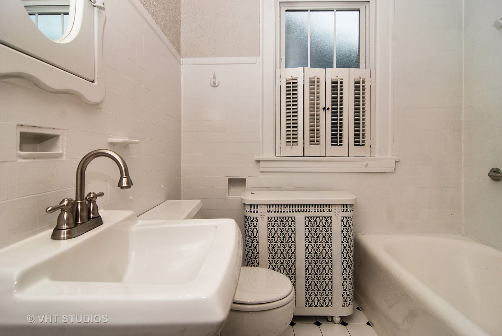 407 Longcommon Road Riverside, IL 60546 - Photo 14 of 22 a bathroom with a sink toilet and bathtub