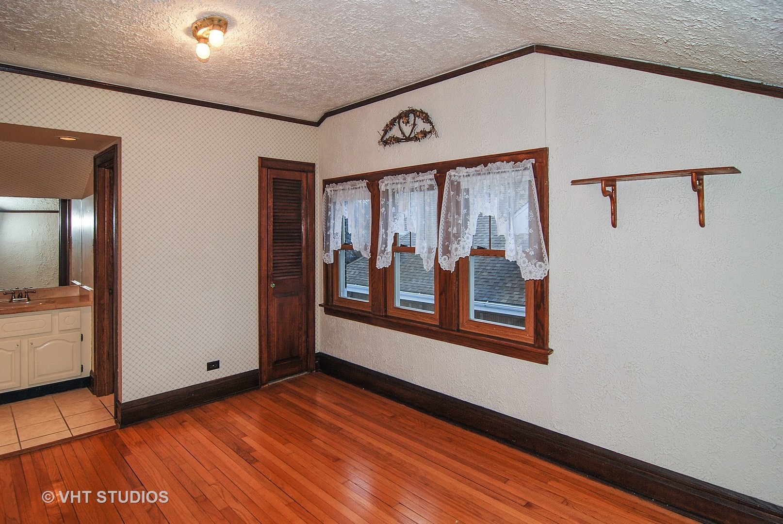 407 Longcommon Road Riverside, IL 60546 - Photo 9 of 22 a view of a hallway with wooden floor and windows