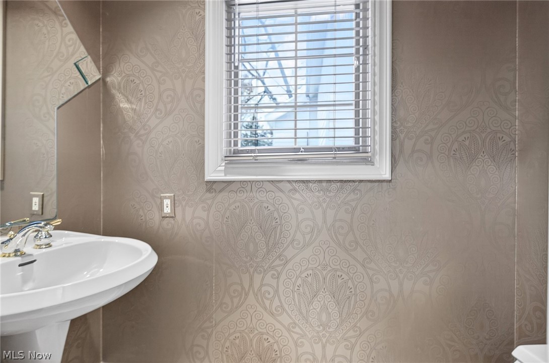 3498 Bainbridge Road Cleveland Heights, OH 44118 - Photo 27 of 50 Powder Room