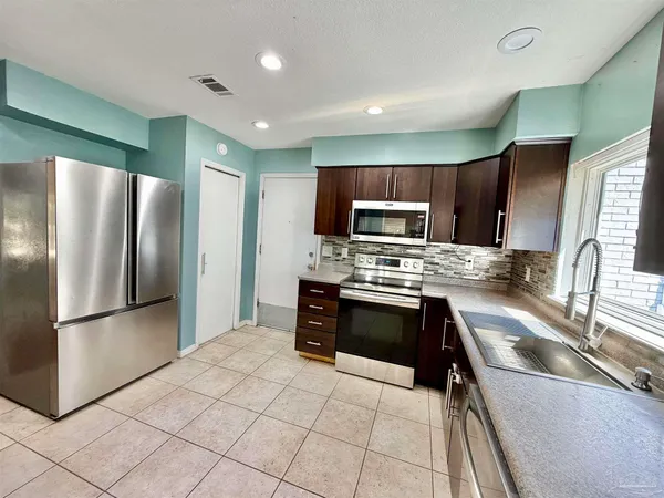 $460,000 | 1556 Oak Shore Drive, Gulf Breeze, FL 32563