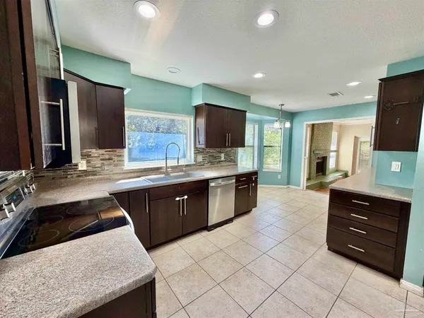 $460,000 | 1556 Oak Shore Drive, Gulf Breeze, FL 32563