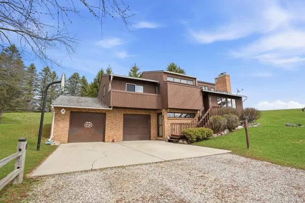 $585,500 | 2725 Cooley Lake Road, Highland, MI 48356