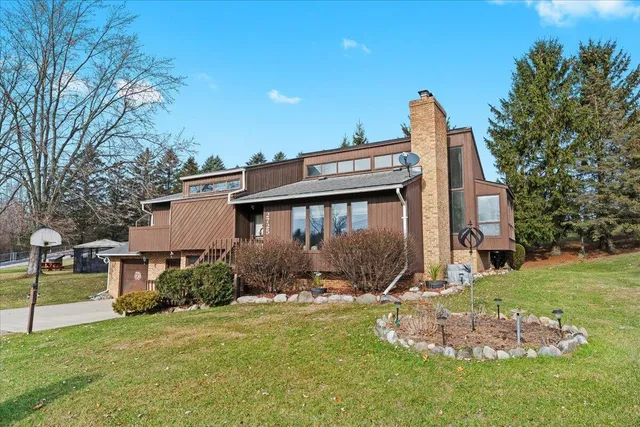 $630,000 | 2725 Cooley Lake Road, Highland, MI 48356