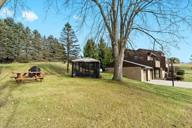 $630,000 | 2725 Cooley Lake Road, Highland, MI 48356